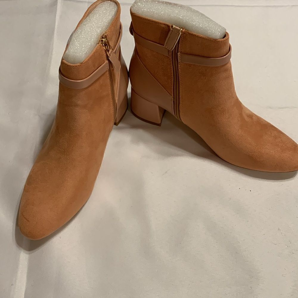 Size 8.5 women's ankle booties low block heel with side zip blush color.